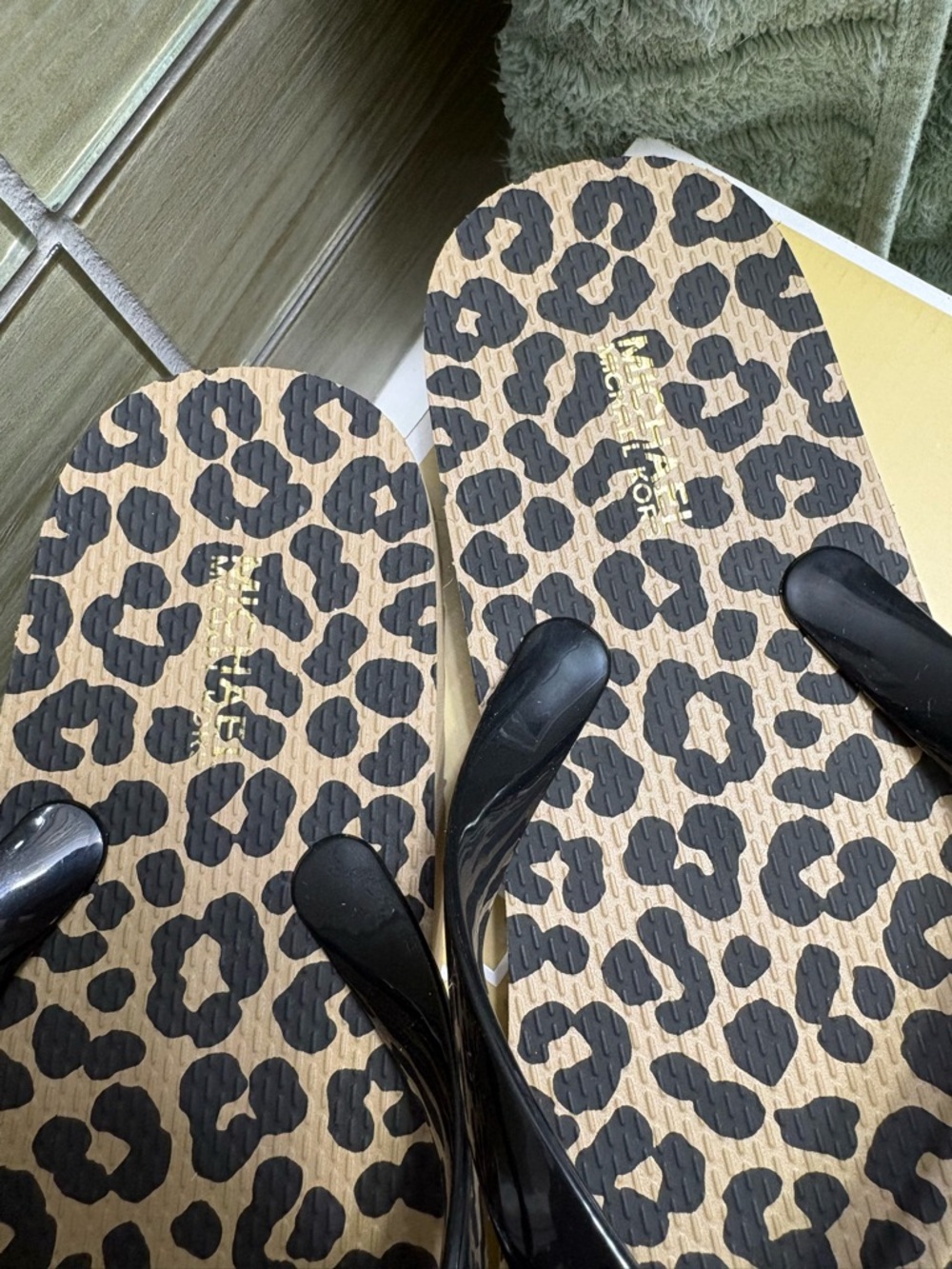 Michael Kors Black & Camel Leopard Print Flip Flops NEW IN BOX - Picture 5 of 6